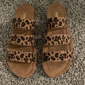 Womens 9 cheetah slides